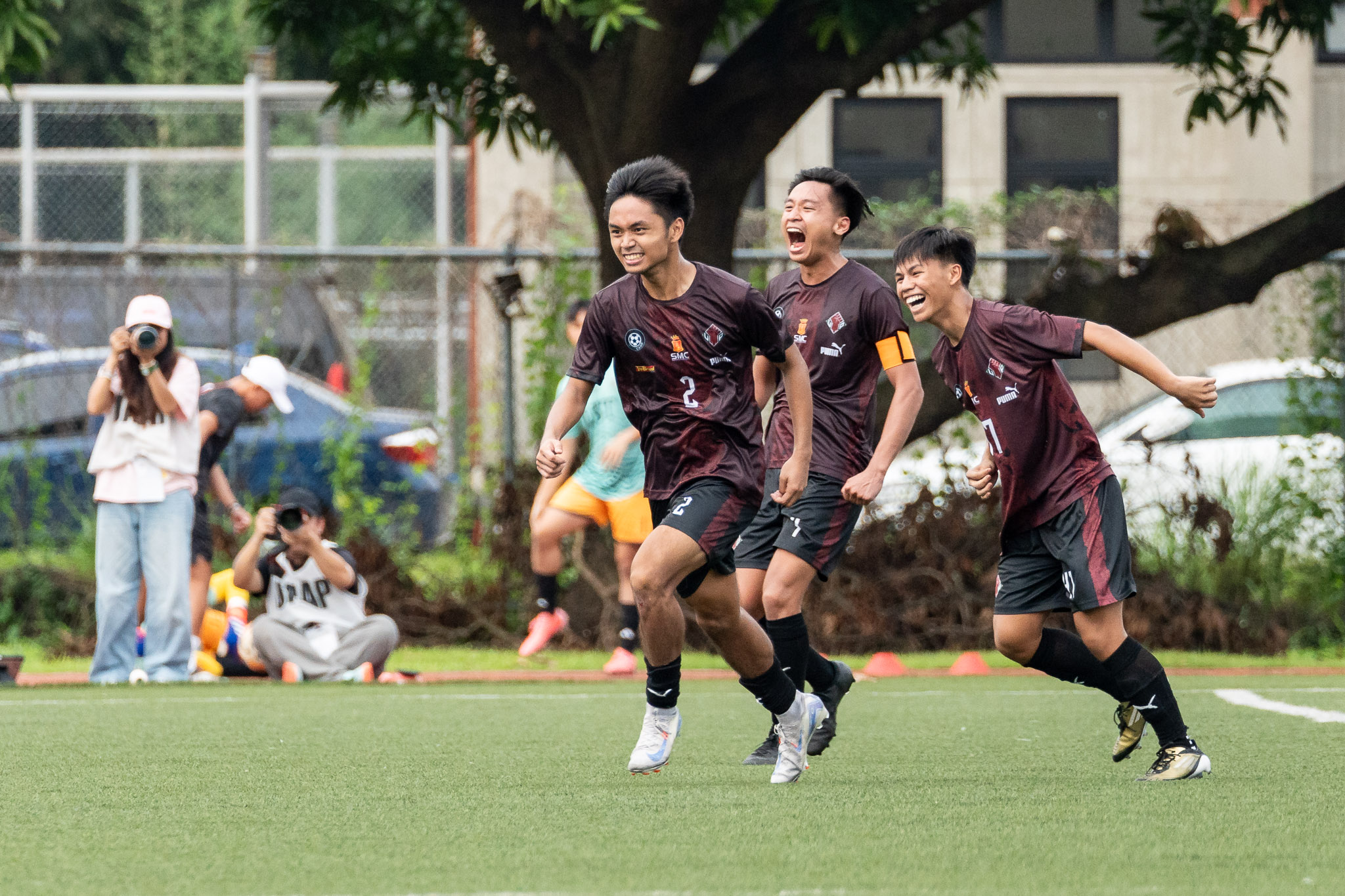 STREAK BUSTERS. Third-year defender Liam Lampayan headed in the marginal goal
to propel UP to a win against erstwhile unscathed Ateneo. Photo: UAAP Season 87 Media UP celebrates a late-winner from Lampayan